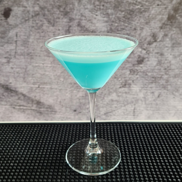 drink w kieliszku do martini