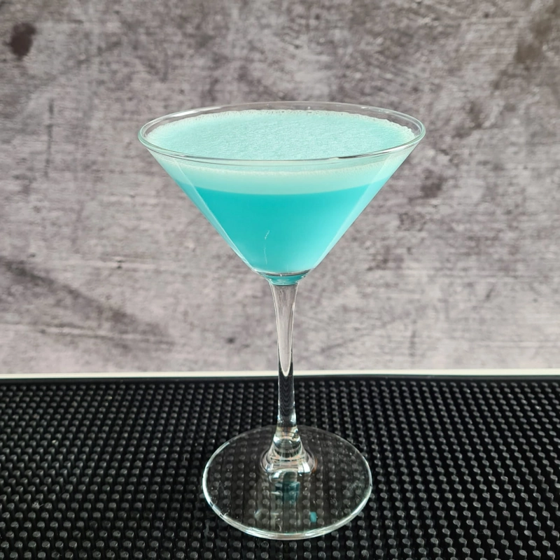drink w kieliszku do martini